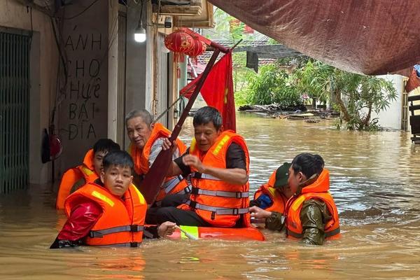 Lũ trên các sông đang duy trì ở mức cao, bão số 4 vẫn trên Vịnh Bắc Bộ