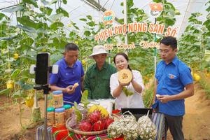 Lãnh đạo xã và nông dân livestream “chốt đơn”: Nông nghiệp dần chuyển mình số hóa