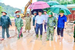 Mưa lũ dồn dập, miền Tây Nghệ An khẩn cấp sơ tán dân và ứng phó sạt lở