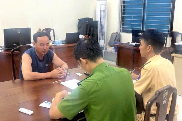 Cảnh sát giao thông TP Huế bắt đối tượng truy nã đang trên đường vào Nam