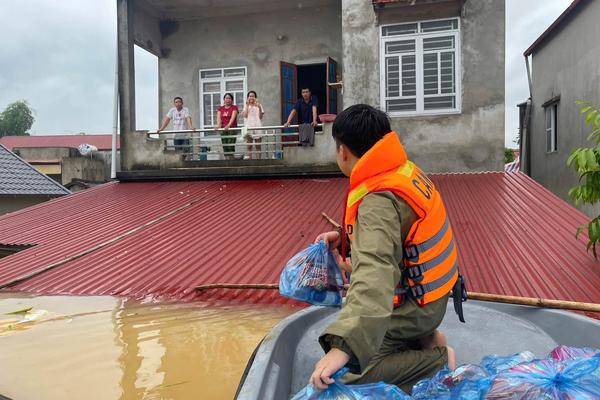 Vẫn còn 3.746 ngôi nhà bị ngập, 401 điểm sạt lở gây ách tắc do mưa lũ