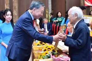 Tổng Bí thư, Chủ tịch nước Tô Lâm trao Huy hiệu Đảng cho đảng viên lão thành Hà Nội