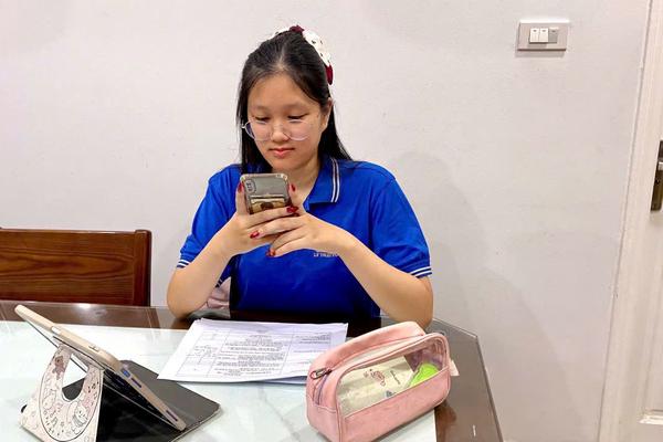 Năm học mới và những “lớp học” trong chiếc điện thoại
