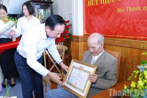 Trưởng ban Tuyên giáo Trung ương: Trao Huy hiệu 80 năm tuổi Đảng cho 3 đảng viên lão thành ở Thanh Hóa