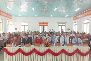 Chánh Thanh tra tỉnh Tây Ninh trao Huy hiệu Đảng cho đảng viên phường Hòa Thành