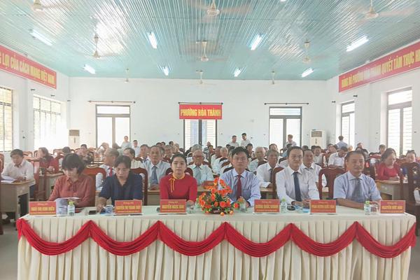 Chánh Thanh tra tỉnh Tây Ninh trao Huy hiệu Đảng cho đảng viên phường Hòa Thành