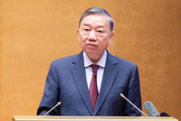Bộ Chính trị: Không đồng nhất thành tích đổi mới với việc đương nhiên được bổ nhiệm