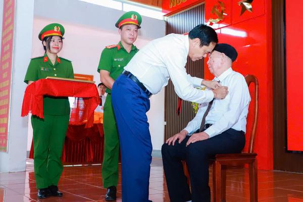 Huy hiệu 80 năm tuổi Đảng trao người đảng viên lão thành ở Nghệ An