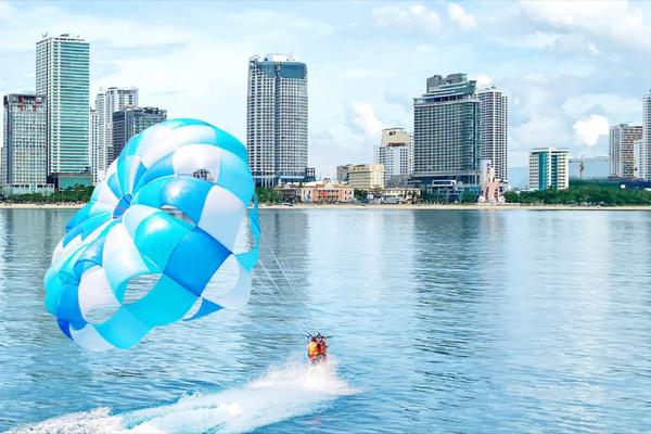 Bộ Chính trị định hướng phát triển tổ hợp du lịch - mua sắm hoạt động cả ngày và đêm