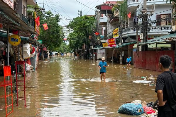 Bão số 4 và mưa lũ: Thiệt hại nặng nề, nước đang rút, hỗ trợ người dân về nhà an toàn