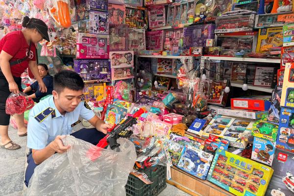 Hà Nội: Thị trường hàng hóa ổn định, tăng giám sát nguồn cung xăng dầu