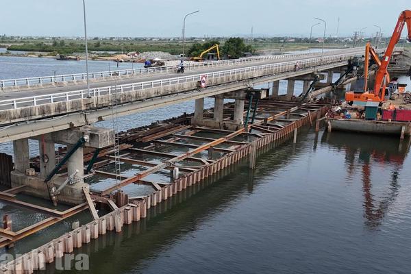 TP Huế: Xuyên lễ trên công trình ngăn mặn lớn nhất Đông Nam Á