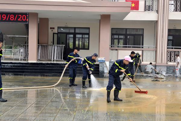 Tuổi trẻ Công an TP Huế dọn vệ sinh trường học vùng cao trước thềm năm học mới