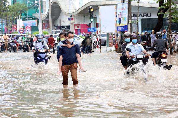 Dải hội tụ nhiệt đới nối với bão số 5 trên Biển Đông gây thời tiết xấu