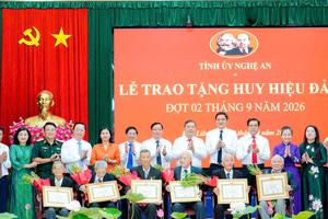 Phó Thủ tướng Thường trực Phạm Gia Túc trao Huy hiệu Đảng cho 6 đảng viên tại Nghệ An