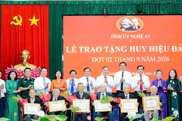 Phó Thủ tướng Thường trực Phạm Gia Túc trao Huy hiệu Đảng cho 6 đảng viên tại Nghệ An