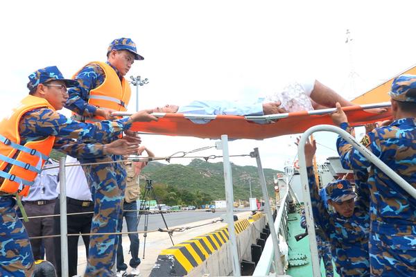Vỡ òa giây phút 32 ngư dân gặp nạn được đưa về đất liền