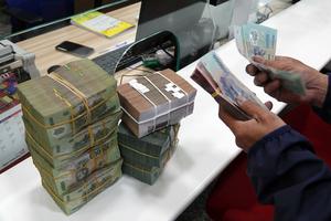 Nợ xấu ngân hàng tăng mạnh, bộ đệm dự phòng thu hẹp