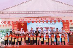 Khối Thi đua các cơ quan Nội chính tỉnh Bắc Ninh trao quà cho 50 học sinh có hoàn cảnh khó khăn