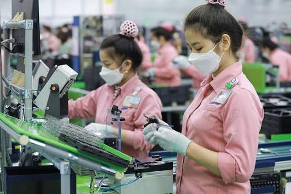 Việc làm giữ đà khởi sắc nhờ bứt phá của sản xuất công nghiệp, thương mại và đầu tư