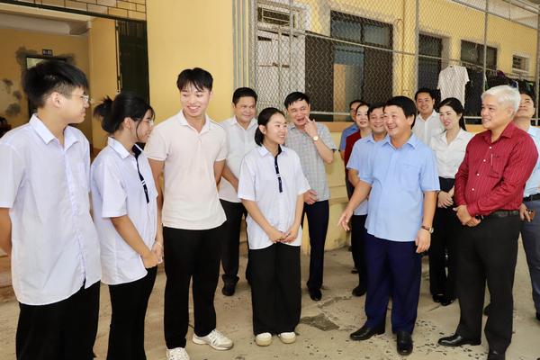 Bí thư Tỉnh ủy Tuyên Quang Hầu A Lềnh: Rà soát điều kiện dạy học, chăm sóc học sinh nội trú
