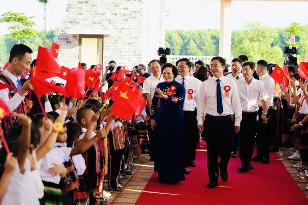 Học sinh TP Huế, Quảng Trị rộn ràng bước vào năm học mới