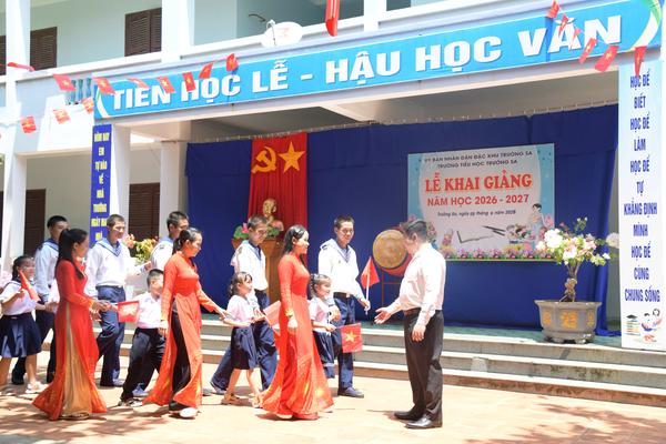 Lễ khai giảng ở Trường Sa: Tiếng trống trường vang giữa trùng khơi