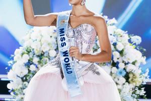 Nha Trang bùng nổ đêm Miss World: Joheirry Mola đăng quang giữa trời pháo hoa