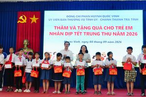 Chánh Thanh tra tỉnh Tây Ninh trao quà Trung thu tại xã Phước Vinh