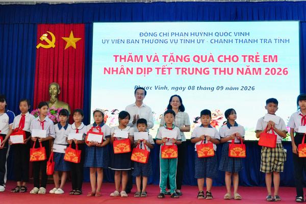 Chánh Thanh tra tỉnh Tây Ninh trao quà Trung thu tại xã Phước Vinh