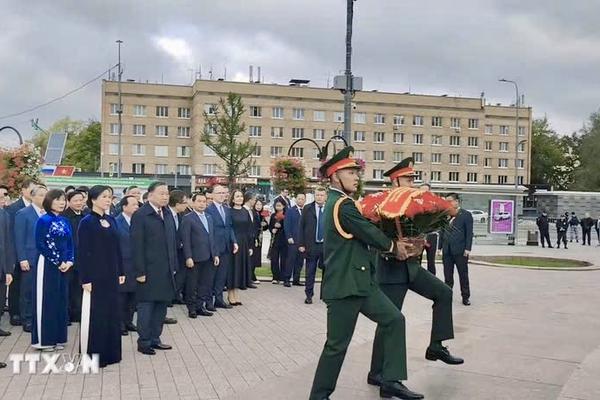Tổng Bí thư, Chủ tịch nước Tô Lâm đặt hoa tại Tượng đài Chủ tịch Hồ Chí Minh và Đài tưởng niệm Liệt sĩ Vô danh (Nga)