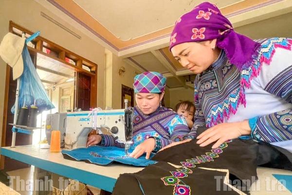 Vàng Thị Ca - Người giữ lửa thổ cẩm nơi biên cương