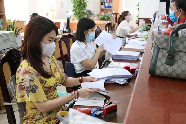 Tiêu chuẩn và cách xác định thành tích để nâng lương trước hạn