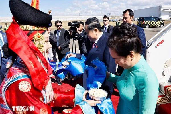 Chủ tịch Quốc hội và Phu nhân bắt đầu thăm chính thức Mông Cổ