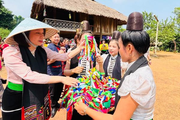 Để du lịch - văn hóa, đặc sản vùng đồng bào dân tộc thiểu số đi xa