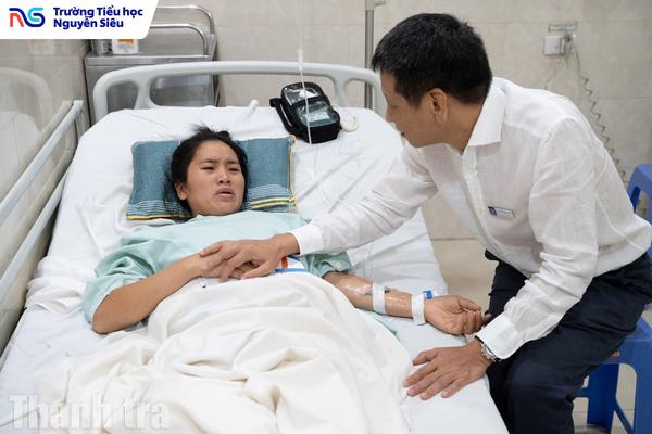 Chủ tịch Hội đồng Trường Tiểu học Nguyễn Siêu thăm cô giáo mầm non cứu học sinh, bị xe tải cán phải cắt một chân