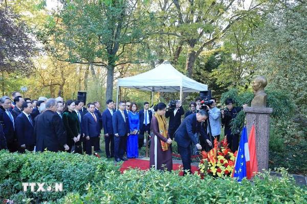 Tổng Bí thư, Chủ tịch nước dâng hoa tại Tượng Chủ tịch Hồ Chí Minh ở Montreuil