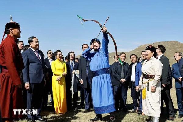 Chủ tịch Quốc hội Trần Thanh Mẫn và Phu nhân trải nghiệm văn hóa truyền thống của Mông Cổ