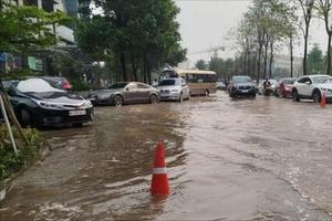Hà Nội yêu cầu khắc phục nhanh hậu quả mưa lũ, bảo đảm giao thông thông suốt