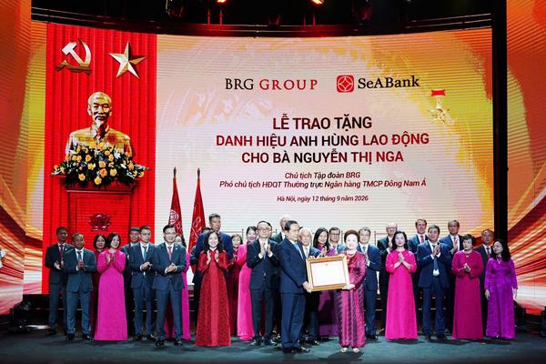 Chủ tịch Quốc hội Trần Thanh Mẫn trao Huân chương Lao động hạng Nhất cho Tập đoàn BRG và Ngân hàng SeABank
