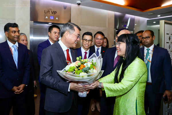 Thủ tướng tới New Delhi, bắt đầu chương trình dự Hội nghị thượng đỉnh BRICS và làm việc song phương tại Ấn Độ
