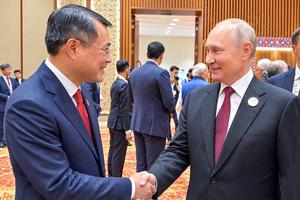 Thủ tướng Lê Minh Hưng trao đổi với lãnh đạo nhiều nước, tổ chức quốc tế bên lề BRICS