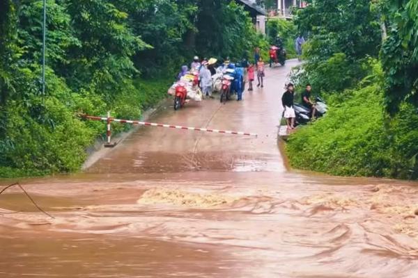 Gần 140 xã 5 tỉnh Trung Bộ nguy cơ lũ quét - sạt lở đất, Bắc Bộ và Bắc Trung Bộ mưa lớn