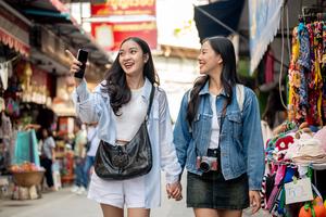 Khách Trung Quốc đến Việt Nam: Từ “đi đâu” đến “ăn gì và trả tiền thế nào?”