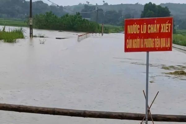 Mưa lớn gây chia cắt giao thông tại nhiều khu vực miền núi Thanh Hóa