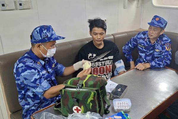 Bộ Tư lệnh Vùng Cảnh sát biển 3 kịp thời hỗ trợ 2 ngư dân bị thương trên biển