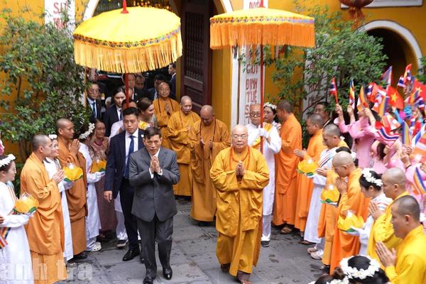 Nhà vua Thái Lan và Hoàng hậu thăm chùa Quán Sứ và thắp nến, cầu an