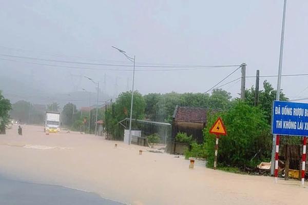 Nghệ An: Kịp thời cứu cụ bà 72 tuổi bị nước lũ cuốn trôi