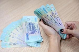 Đề xuất bỏ hàng loạt quy định về lương, thưởng và thôn, tổ dân phố không còn phù hợp