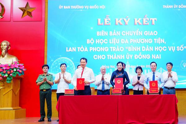 Đồng Nai tiếp nhận Bộ học liệu, phát động 100 ngày lan tỏa “Bình dân học vụ số”